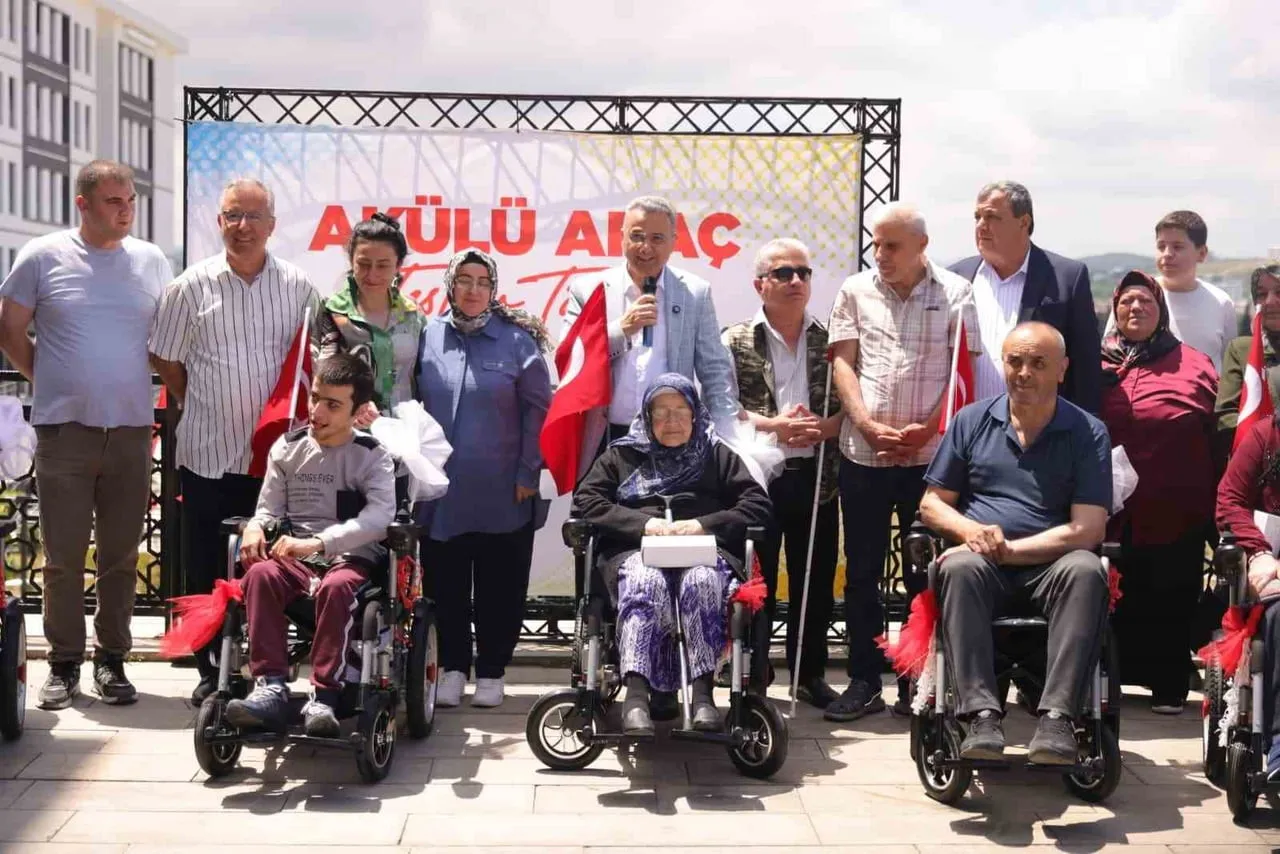 İLKADIM BELEDİYE BAŞKANI İHSAN KURNAZ, HAYIRSEVERLER TARAFINDAN ALINAN TEKERLEKLİ SANDALYE VE...