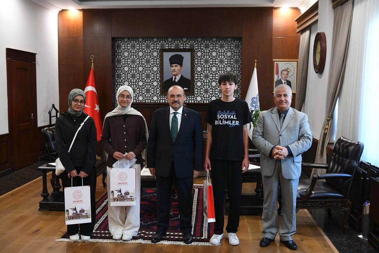 İMAM BİRGİVİ'NİN YARIŞMASINDA GENÇ KALEMLER ÖDÜLLENDİRİLDİ