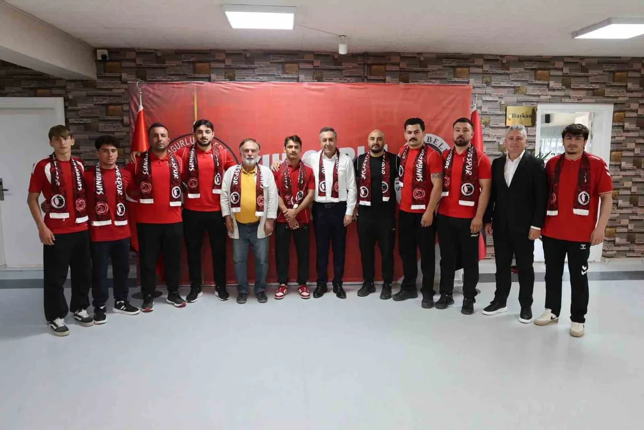 İMZA TÖRENİNE BELEDİYE BAŞKANI MUHSİN DERE, KULÜP BAŞKANI YILMAZ ÇAĞLIYAN VE MİLLİ TAKIM GÜREŞ...