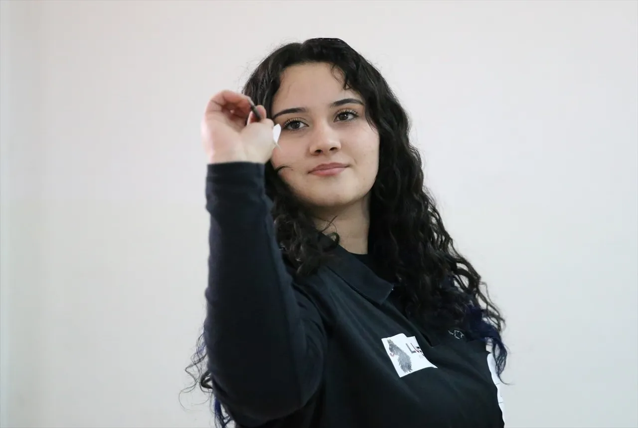 İngiltere'de düzenlenen WDF Kızlar Dünya Dart Şampiyonası'nda birincilik elde eden milli sporcu...