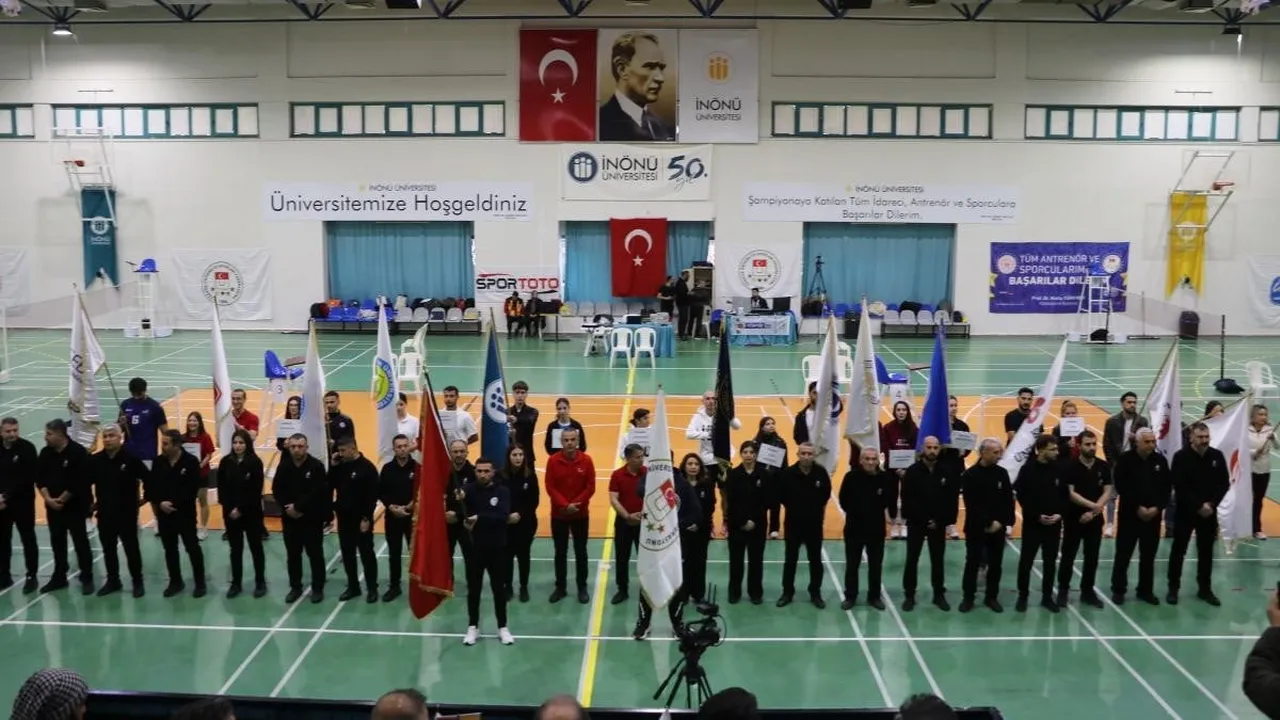 İNÖNÜ ÜNİVERSİTESİNİN EV SAHİPLİĞİNDE BADMİNTON MÜSABAKALARI BAŞLADI