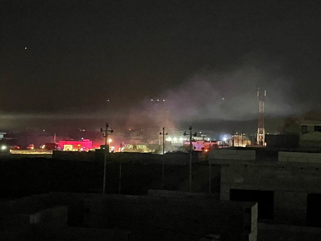 Irak'ın Kerkük kentinde Haşdi Şabi karargahına yönelik füze saldırısında 2 kişi hayatını kaybetti...