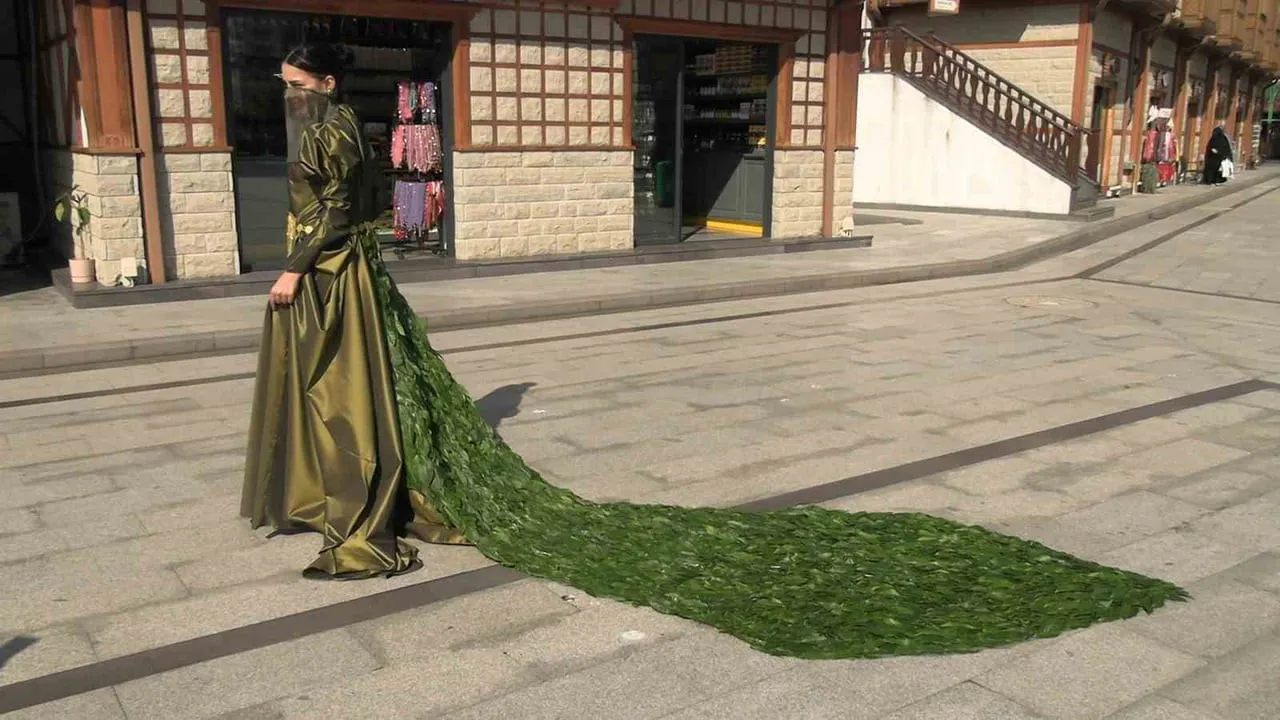 İRAN'DAN OKUMAK İÇİN RİZE’YE GELEN YEGANEH CHOULAKİ, ŞEHRE OLAN HAYRANLIĞINI ARKASINDA 5 BİN ÇAY...
