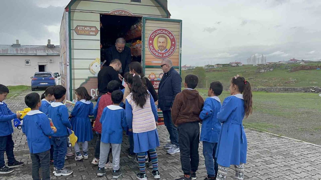 İŞ ADAMI MUHSİN ŞAŞMAZ TARAFINDAN HAYATA GEÇİRİLEN, "OYUNCAKSIZ ÇOCUK KALMASIN, OYUNCAKLAR MUHSİN...