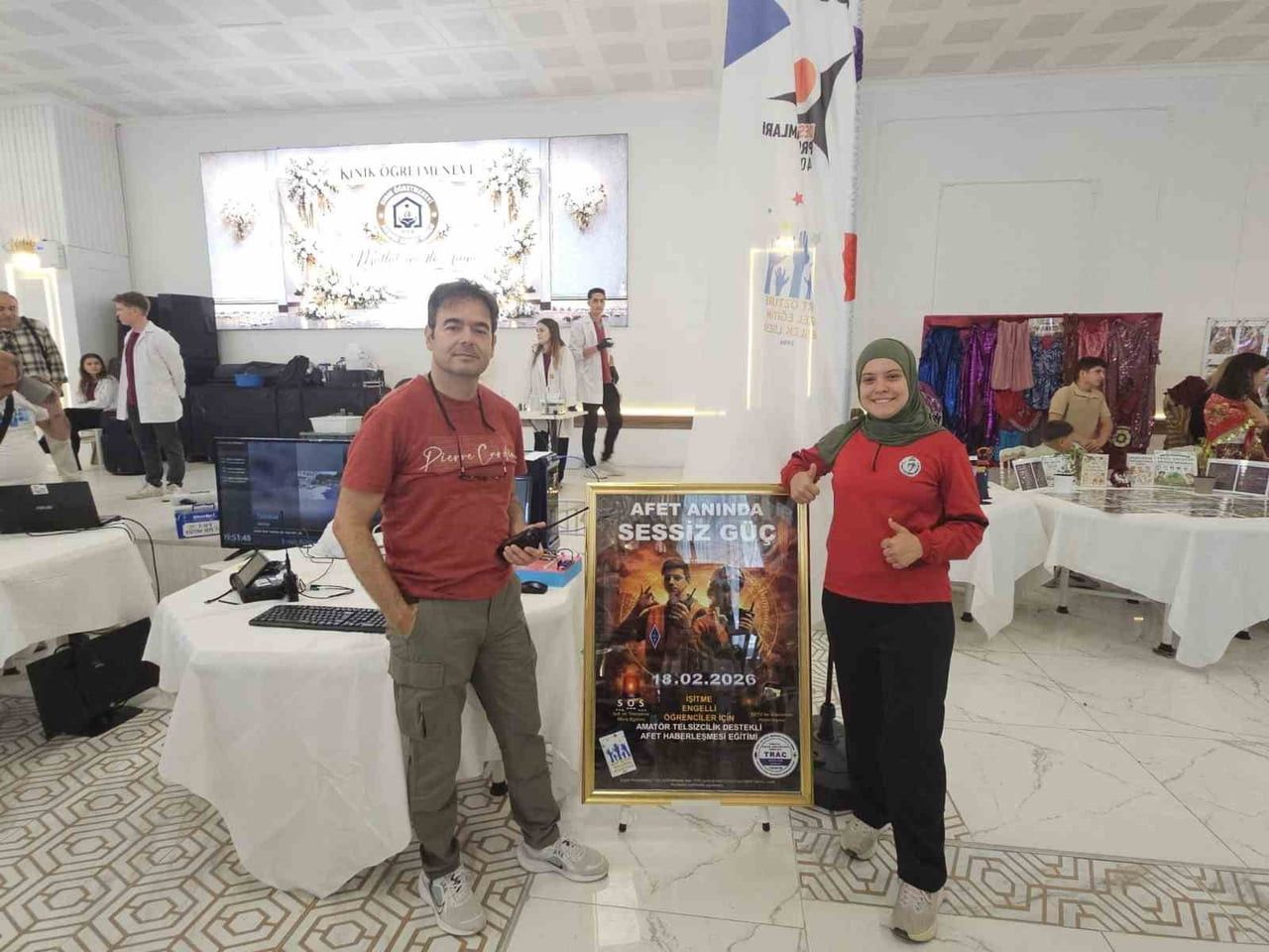 İŞİTME ENGELLİ ÖĞRENCİ DİDEM ÖZKAN (SAĞDA), AMATÖR TELSİZCİLİK SINAVINDAN 96 PUAN ALARAK A SINIFI...