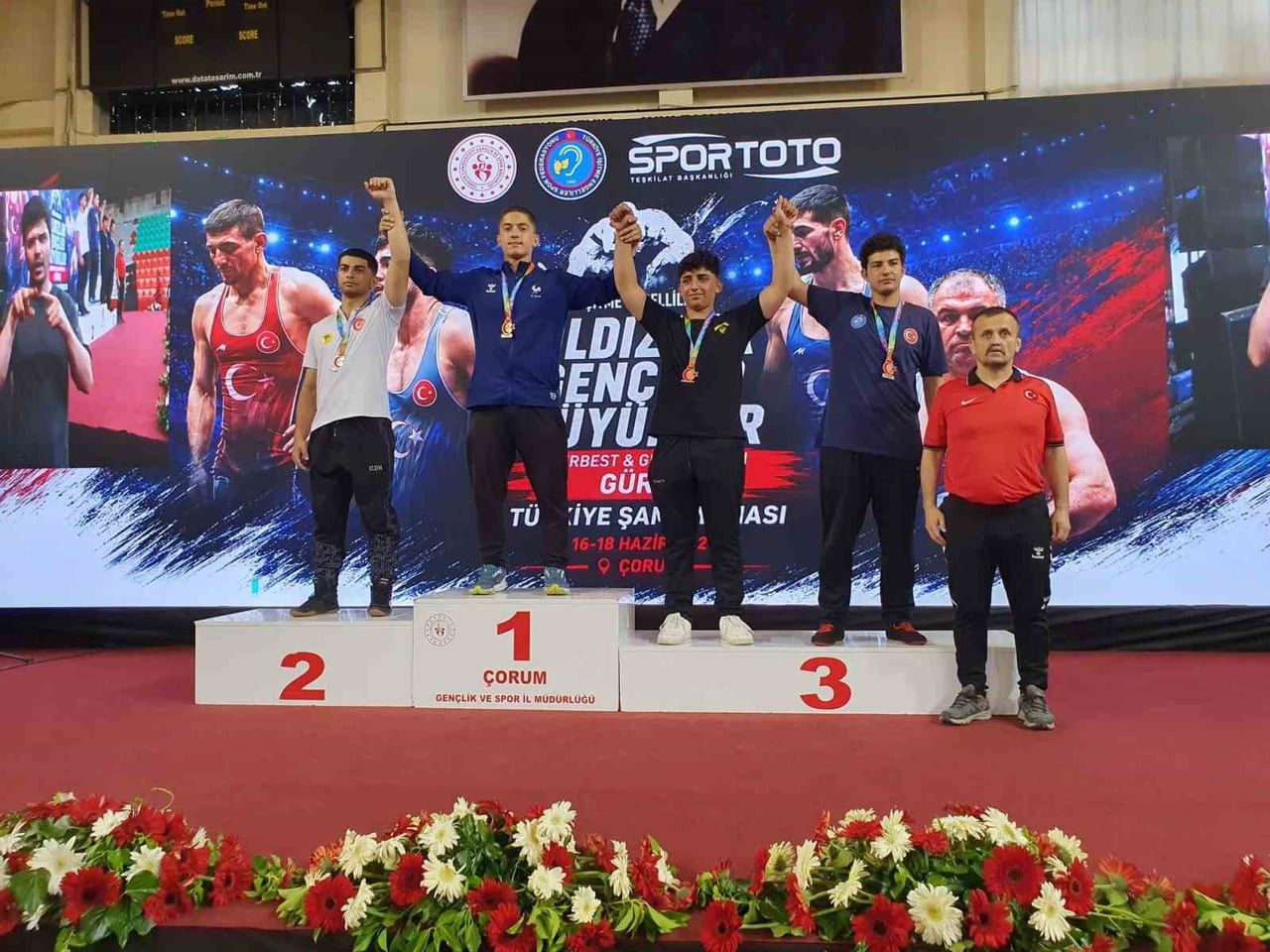 İŞİTME ENGELLİLER YILDIZLAR TÜRKİYE GÜREŞ ŞAMPİYONASI’NDA MİNDERE ÇIKAN DENİZLİLİ SPORCU OSMAN...