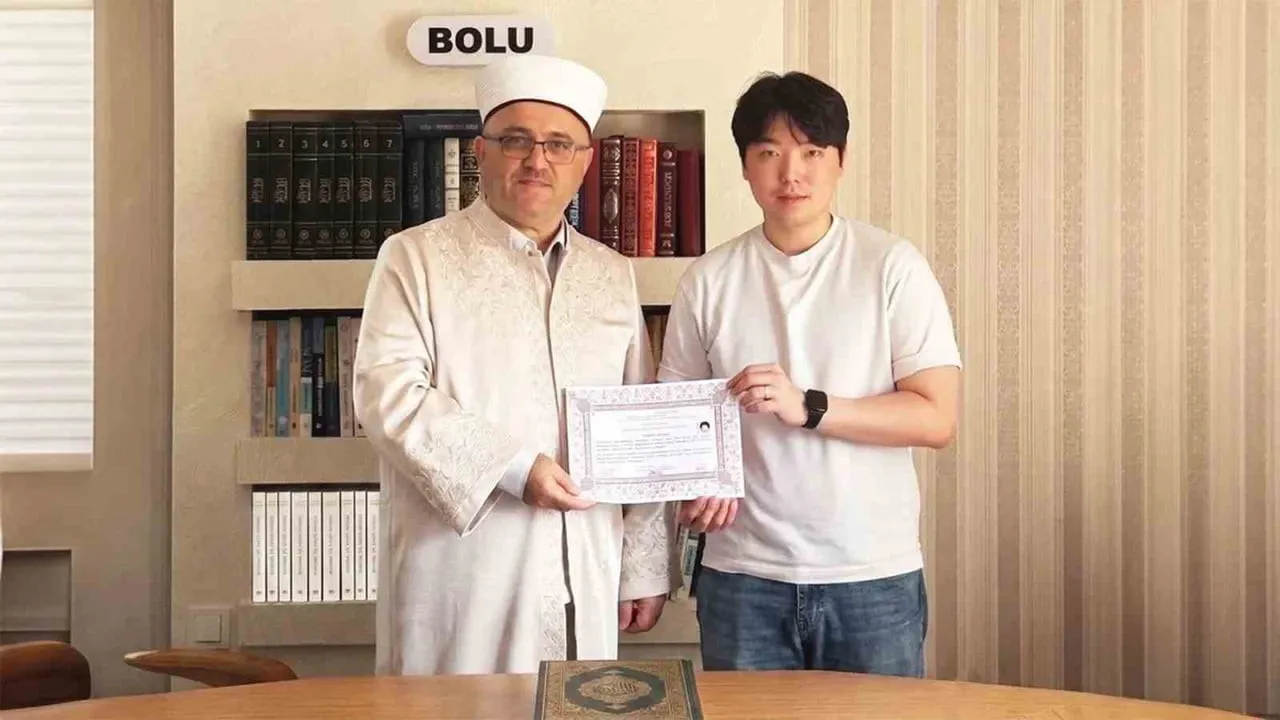 İSLAM DİNİ HAKKINDA YAPTIĞI ARAŞTIRMALARIN ARDINDAN MÜSLÜMAN OLMAYA KARAR VEREN SEUNGJIN HONG...