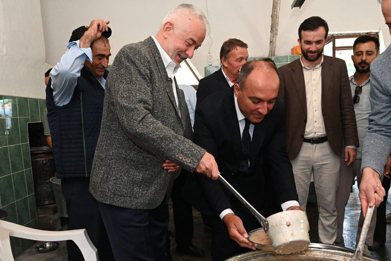 ISPARTA BELEDİYE BAŞKANI ŞÜKRÜ BAŞDEĞİRMEN'İN AŞURE DÖKMESİ