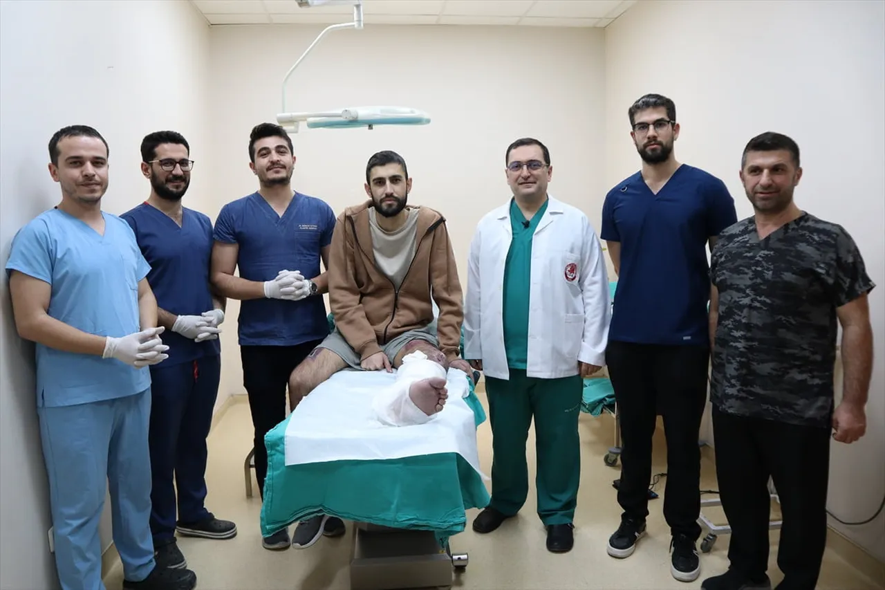 Isparta'da trafik kazası nedeniyle yaralanan kişinin kopan bacağı Süleyman Demirel Üniversitesi...