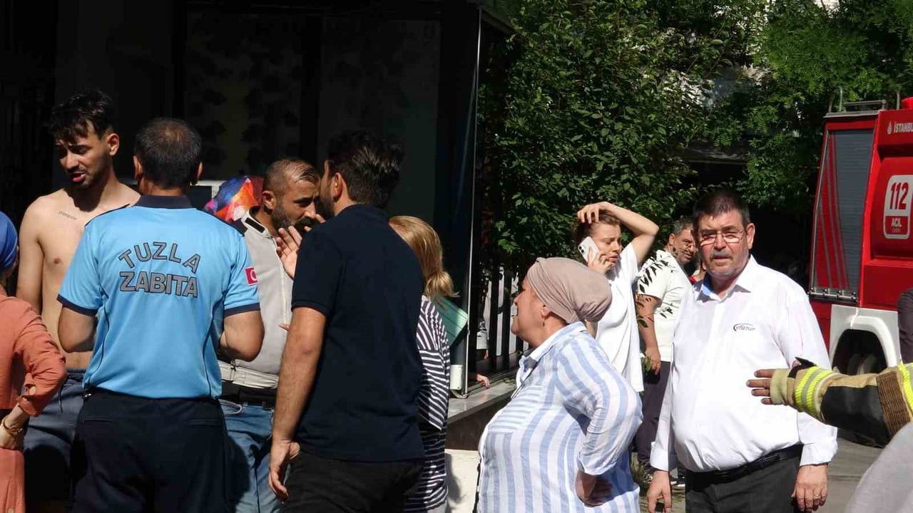İSTANBUL (İHA) - TUZLA'DA 4 KATLI BİR BİNANIN ÇATISINDA ÇIKAN YANGIN, RÜZGARIN ETKİSİYLE...