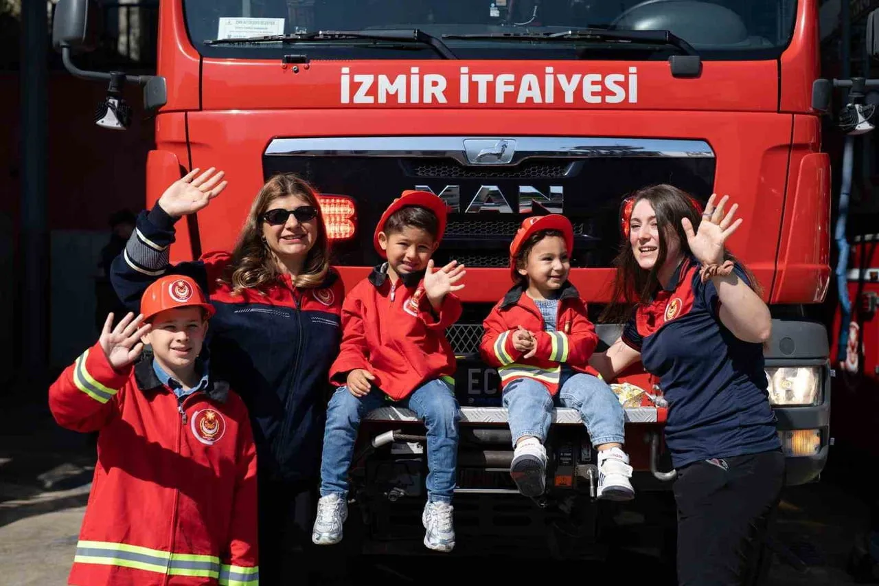 İZMİR BÜYÜKŞEHİR BELEDİYESİ BÜNYESİNDE GÖREV YAPAN KADIN İTFAİYE PERSONELİ, BİR YANDAN YANGIN VE...