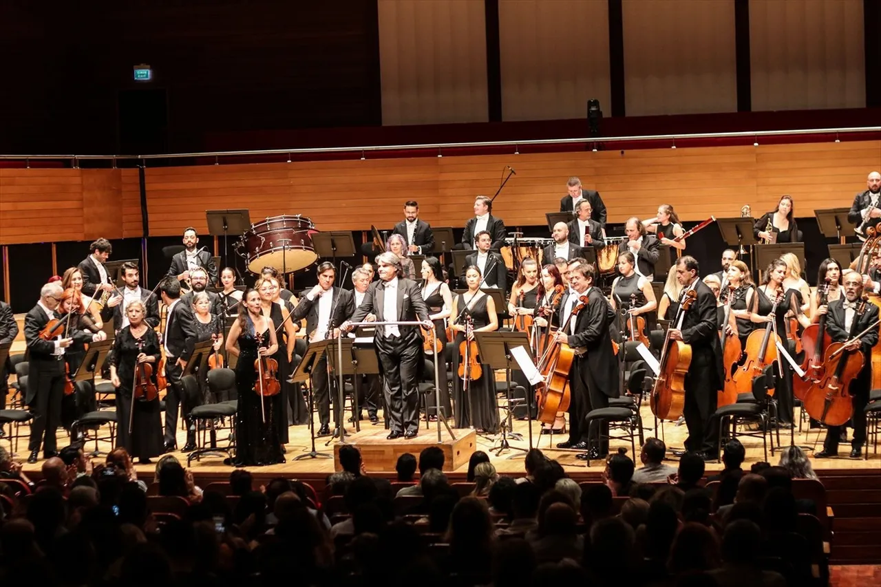 İzmir Devlet Senfoni Orkestrası, 2025-2026 sezonuna Beethoven ve Çaykovski'nin eserleriyle...