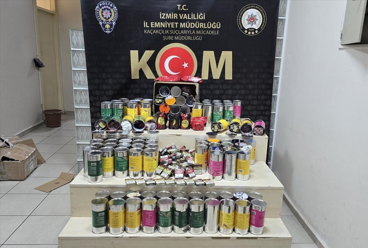 İzmir'de düzenlenen kaçakçılık operasyonlarında 1 milyon 93 bin içi doldurulmuş makaron, 3 bin 887...