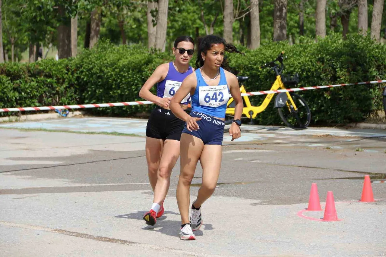 İZMİR'DE DÜZENLENEN YÜRÜYÜŞ TÜRKİYE ŞAMPİYONASI'NDA ÇİFTE BAŞARI ELDE EDEN AYDINLI SPORCULAR...