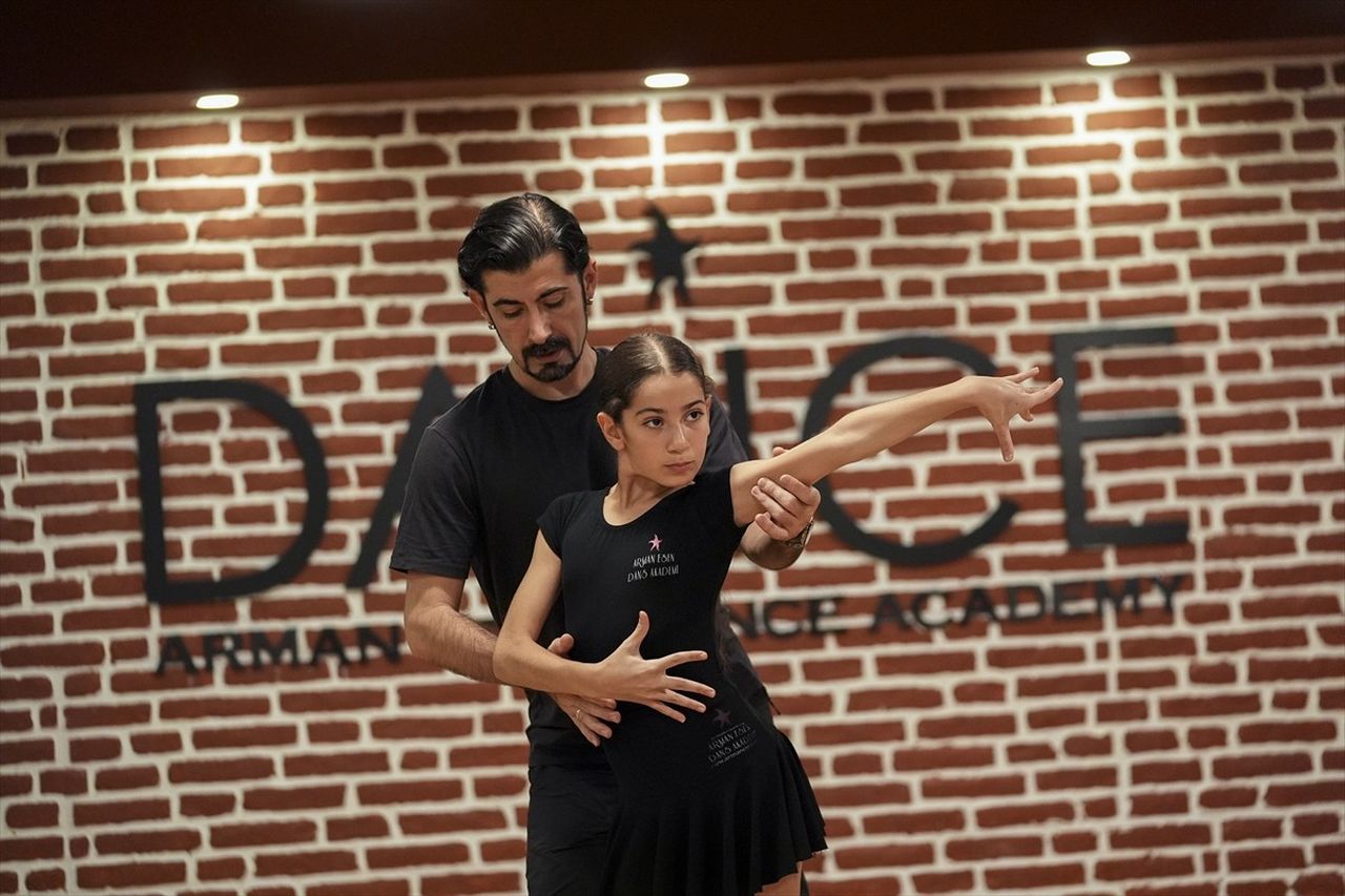 İzmir'de küçük yaşlarda dans etmeye başlayan ve kendi yaş kategorisinde dünyanın en iyisi olarak...