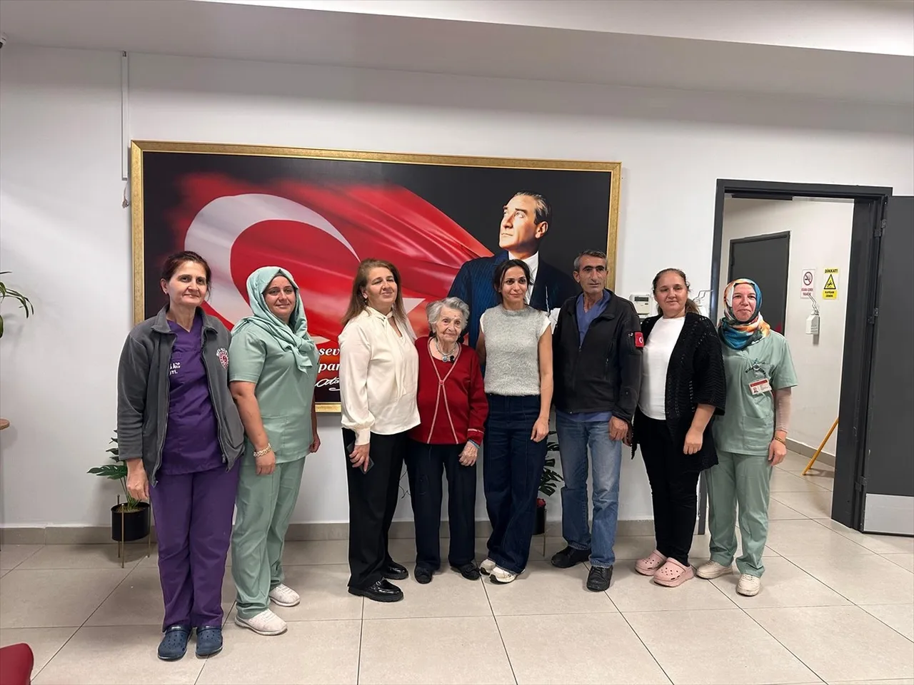  İzmir'de yaşayan 99 yaşındaki Halil İbrahim İnan, Abdurrahman Başaran ve Melahat Olcay, Gazi...