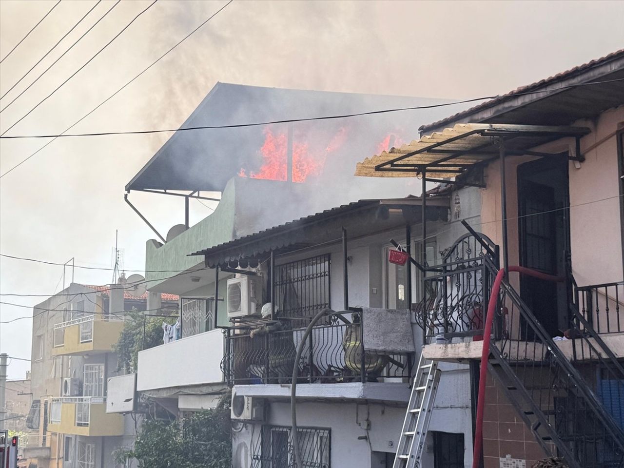 İzmir'in Konak ilçesinde bir evde çıkan yangın, çevredeki evlere sıçradı. Ekiplerin yangını...