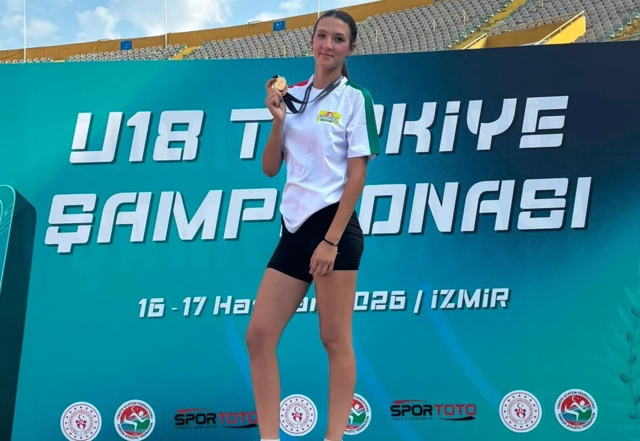 İZMİR’DE DÜZENLENEN U-18 ATLETİZM TÜRKİYE ŞAMPİYONASI’NDA MANİSALI SPORCU EYLÜL AYGÜL, ÖNEMLİ BİR...