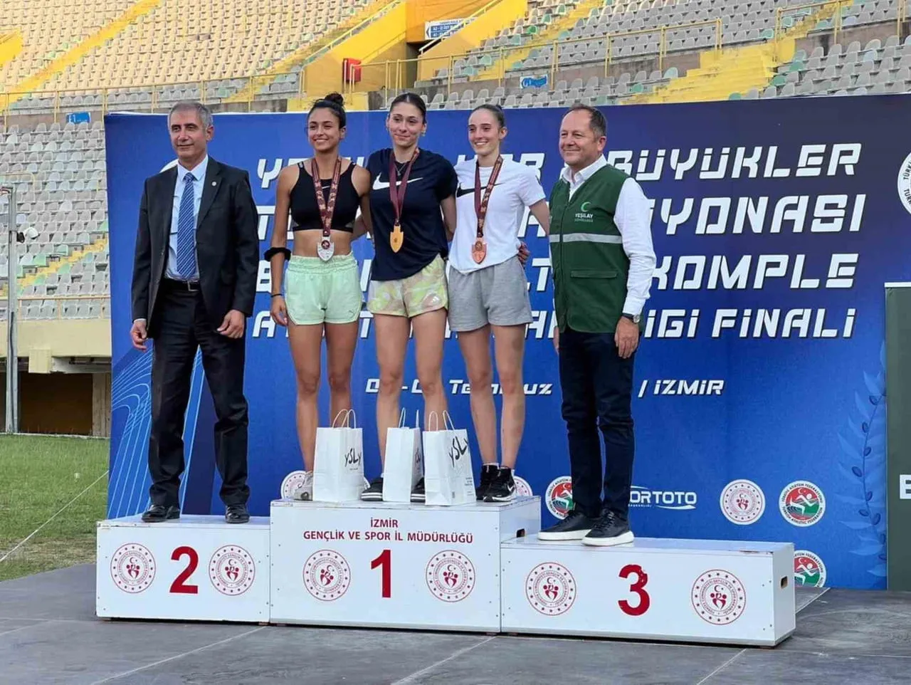 İZMİR’DE DÜZENLENEN YEŞİLAY U23 BÜYÜKLER TÜRKİYE ŞAMPİYONASI’NA KATILAN ESKİŞEHİRLİ SPORCULAR EDA...