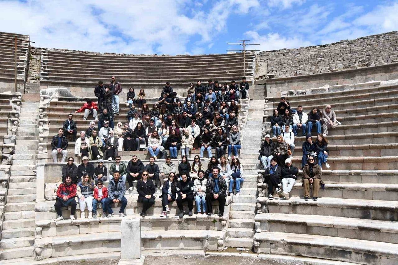 İZMİRLİ ÜNİVERSİTELİLER, BERGAMA VE ÖDEMİŞ’TE GEÇMİŞİN İZLERİNİ SÜRERKEN SOSYAL ETKİLEŞİMLERİNİ DE...