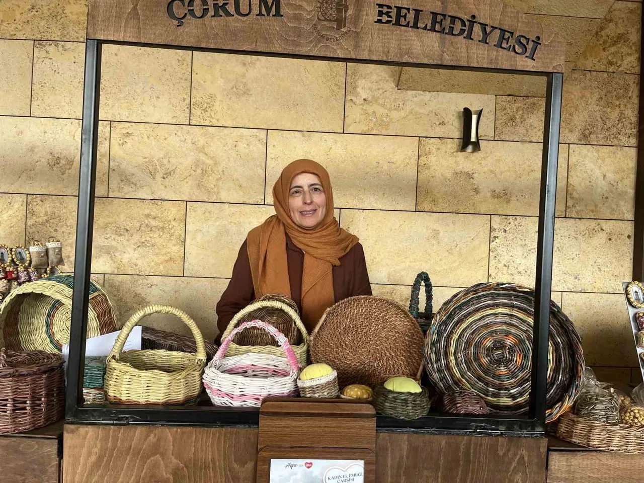 KADIN GİRİŞİMCİLER TARAFINDAN AÇILAN STANDLARDA EL EMEĞİ ÜRÜNLER YER ALDI