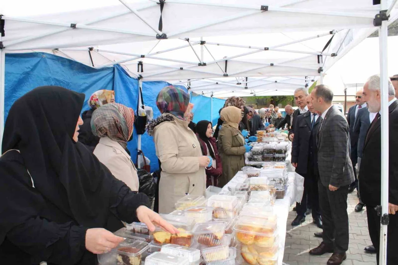 KADINLAR HAZIRLADIKLARI EVLERİNDE HAZIRLADIKLARI ÜRÜNLERİ SEFA İÇİN SATTI.