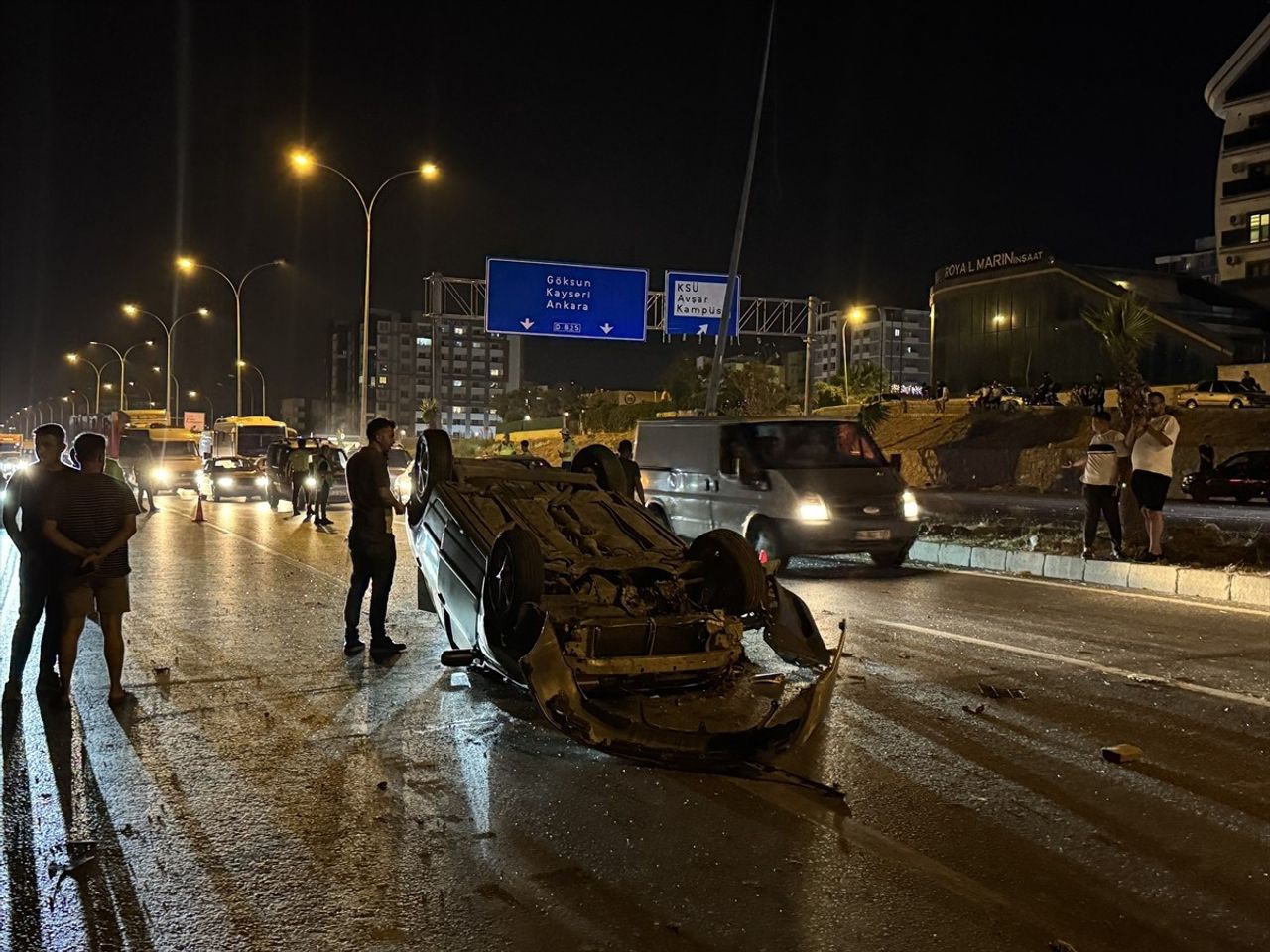 Kahramanmaraş'ın Onikişubat ilçesinde takla atan aracın sürücüsü yaralandı. Kaza yerine 112 Acil...