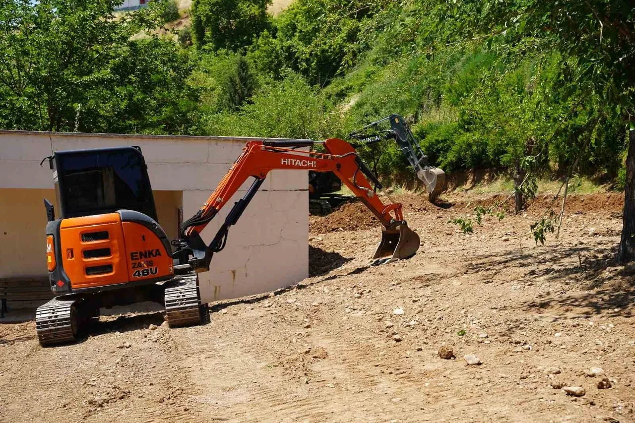 KAHTA BELEDİYESİ’NDEN EBU SADIK TÜRBESİ’NDE KAPSAMLI PEYZAJ ÇALIŞMASI