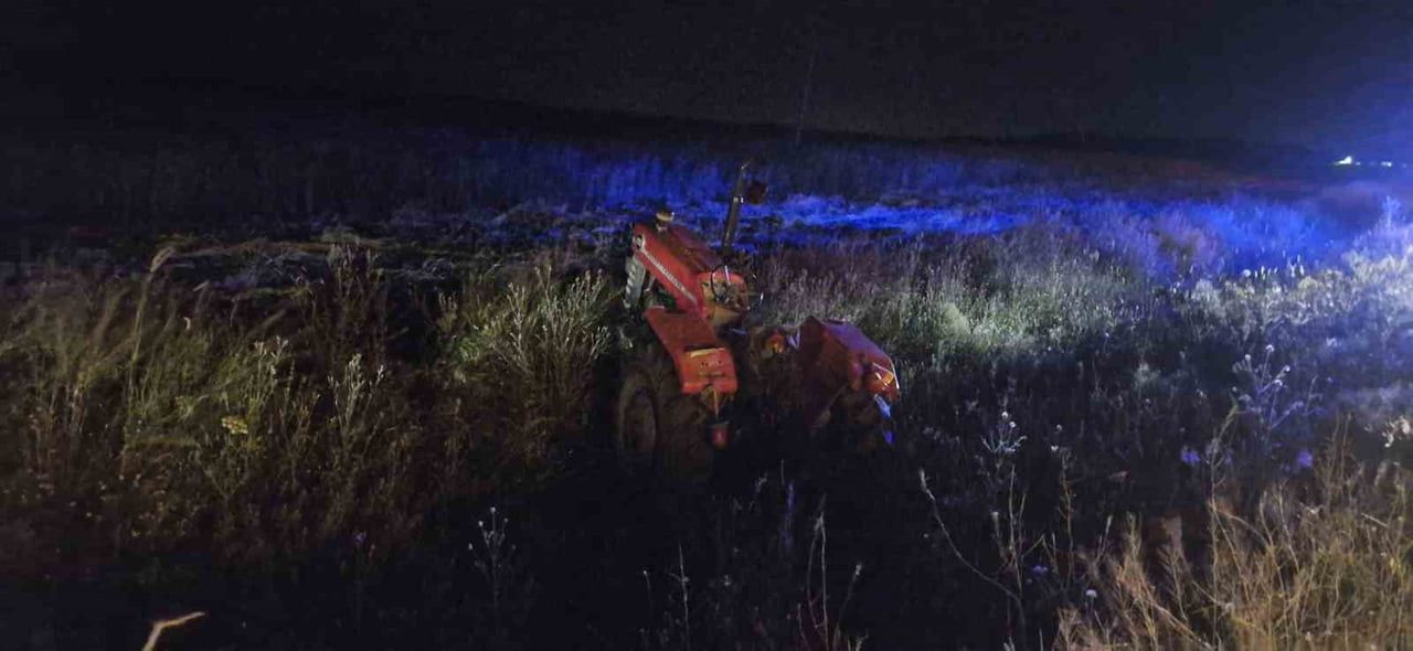 KAMYONLA ÇARPIŞAN TRAKTÖR YOL KENARINDA BULUNAN TARLAYA DÜŞTÜ