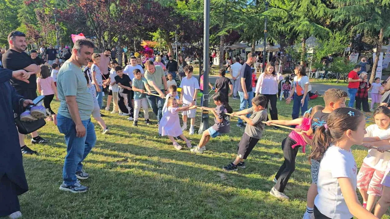 KARABÜK BELEDİYESİ TARAFINDAN BABALAR GÜNÜ DOLAYISIYLA DÜZENLENEN ETKİNLİKTE BABALAR VE ÇOCUKLARI...