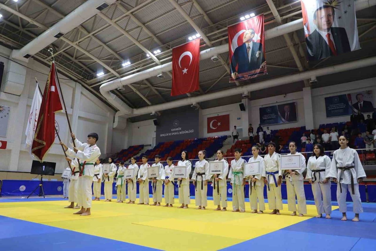 KARABÜK'ÜN EV SAHİPLİĞİNDE DÜZENLENEN ANADOLU YILDIZLAR LİGİ JUDO 1. ETAP GRUP MÜSABAKALARI'NDA...