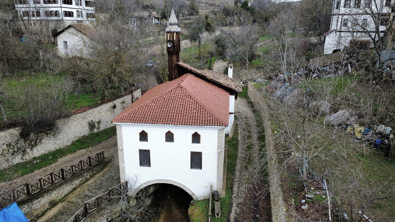 Karabük'ün UNESCO Dünya Mirası Listesi'nde yer alan tarihi ilçesi Safranbolu'da dere üzerine inşa...