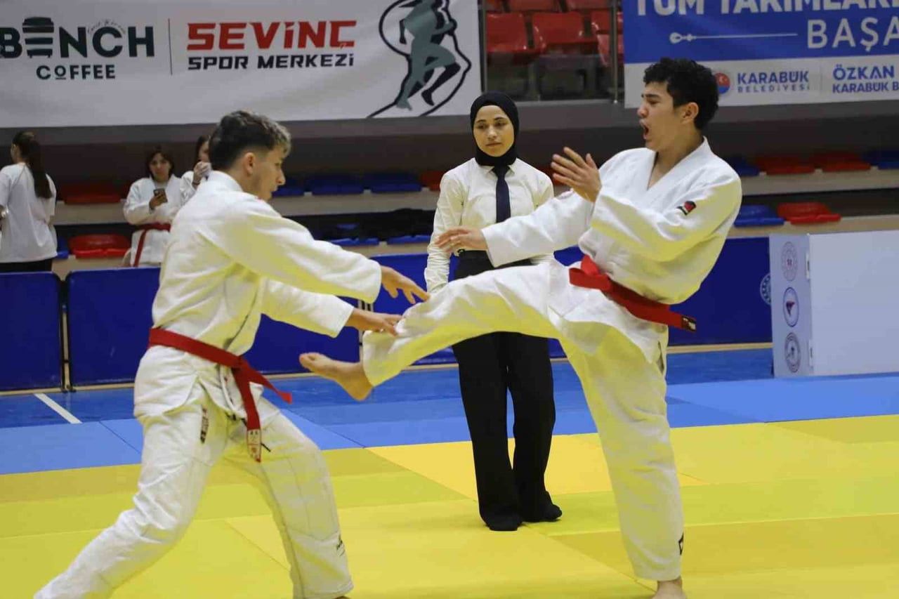 KARABÜK’TE DÜZENLENEN TÜRKİYE JU JİTSU ÇOCUKLAR ŞAMPİYONASI, ÜÇ GÜN SÜREN HEYECANIN ARDINDAN SONA...