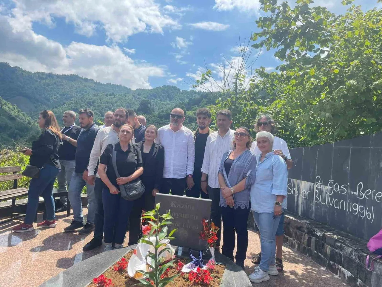 KARADENİZ MÜZİĞİNİN SEVİLEN İSMİ KAZIM KOYUNCU, VEFATININ 21. YILINDA MEMLEKETİ ARTVİN'İN HOPA...