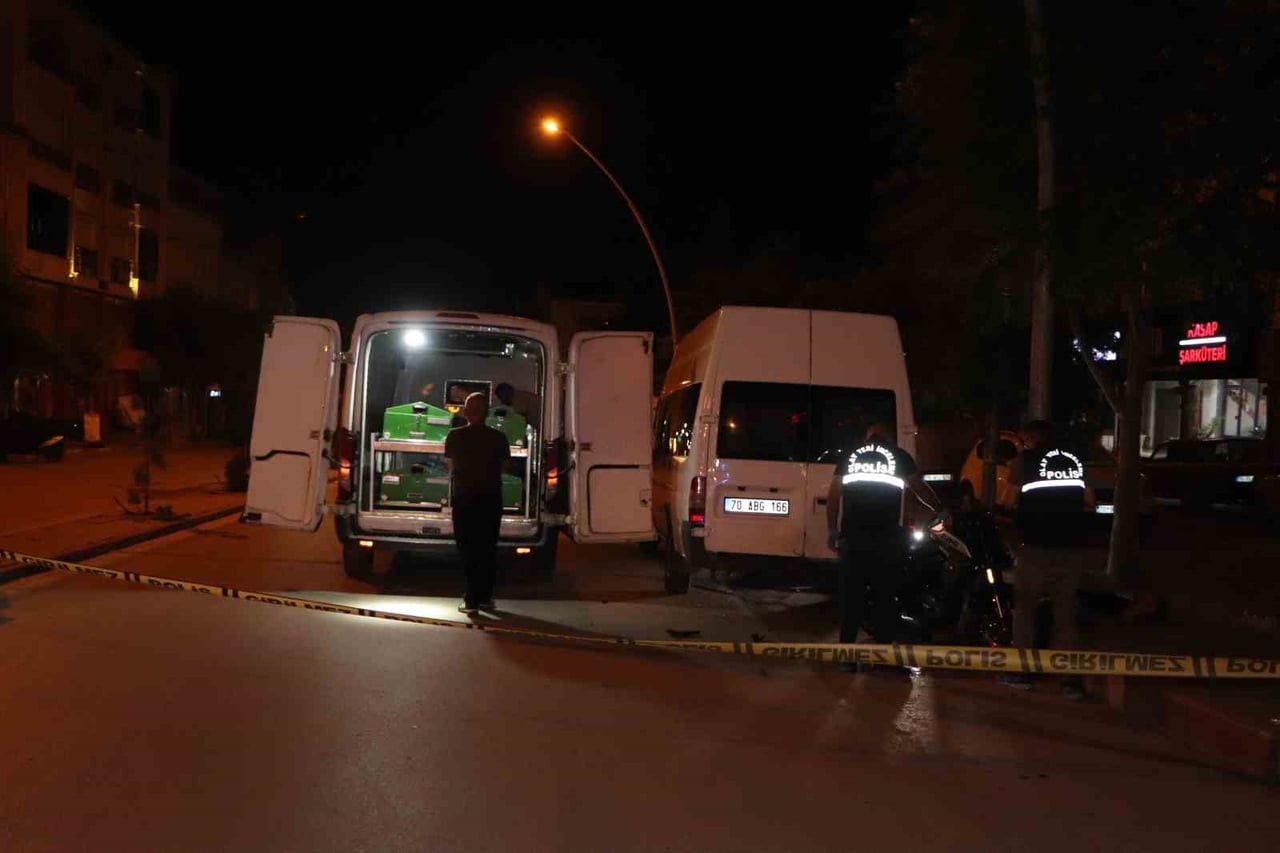 KARAMAN’DA KONTROLDEN ÇIKAN MOTOSİKLETİN ÖNCE KALDIRIMA ARDINDAN PARK HALİNDEKİ ARACA ÇARPMASI...