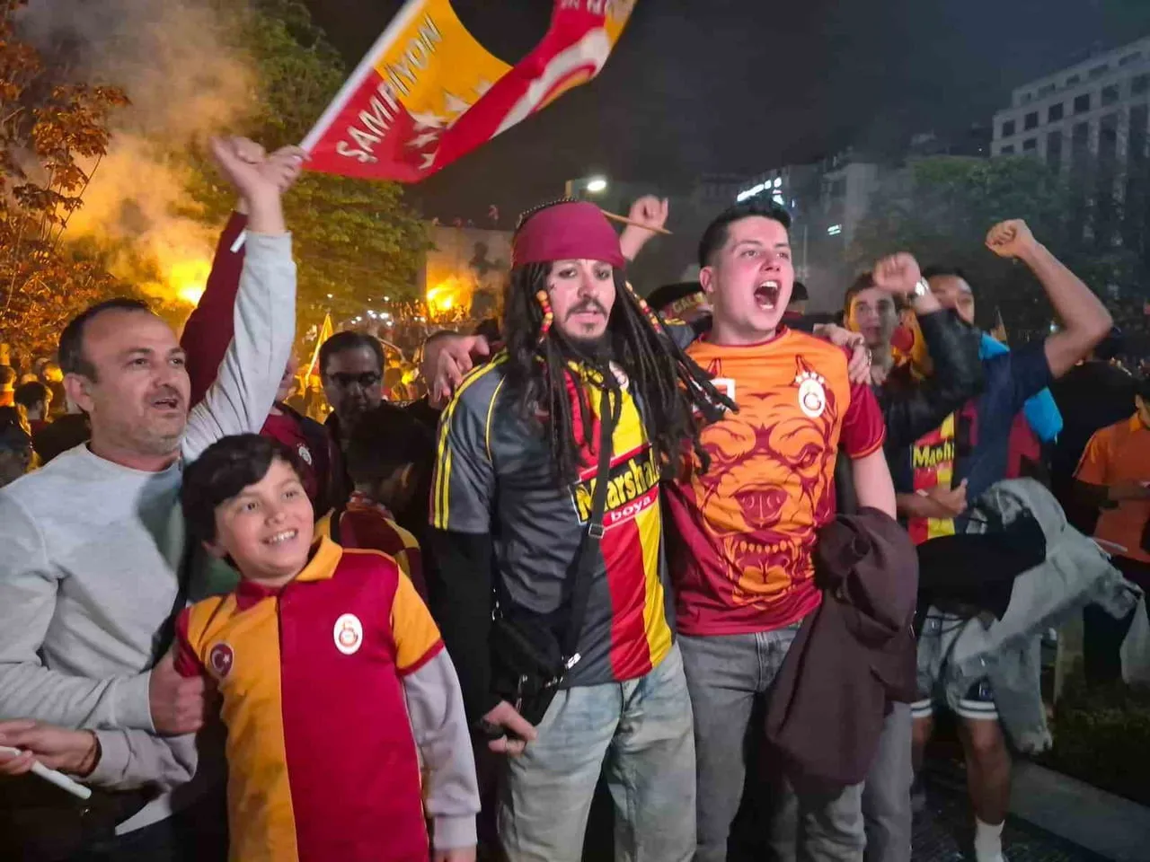 KARAYİP KORSANLARI KARAKTERİ JACK SPARROW’A OLAN BENZERLİĞİYLE DİKKAT ÇEKEN ANKARALI ERSİN TARHAN...