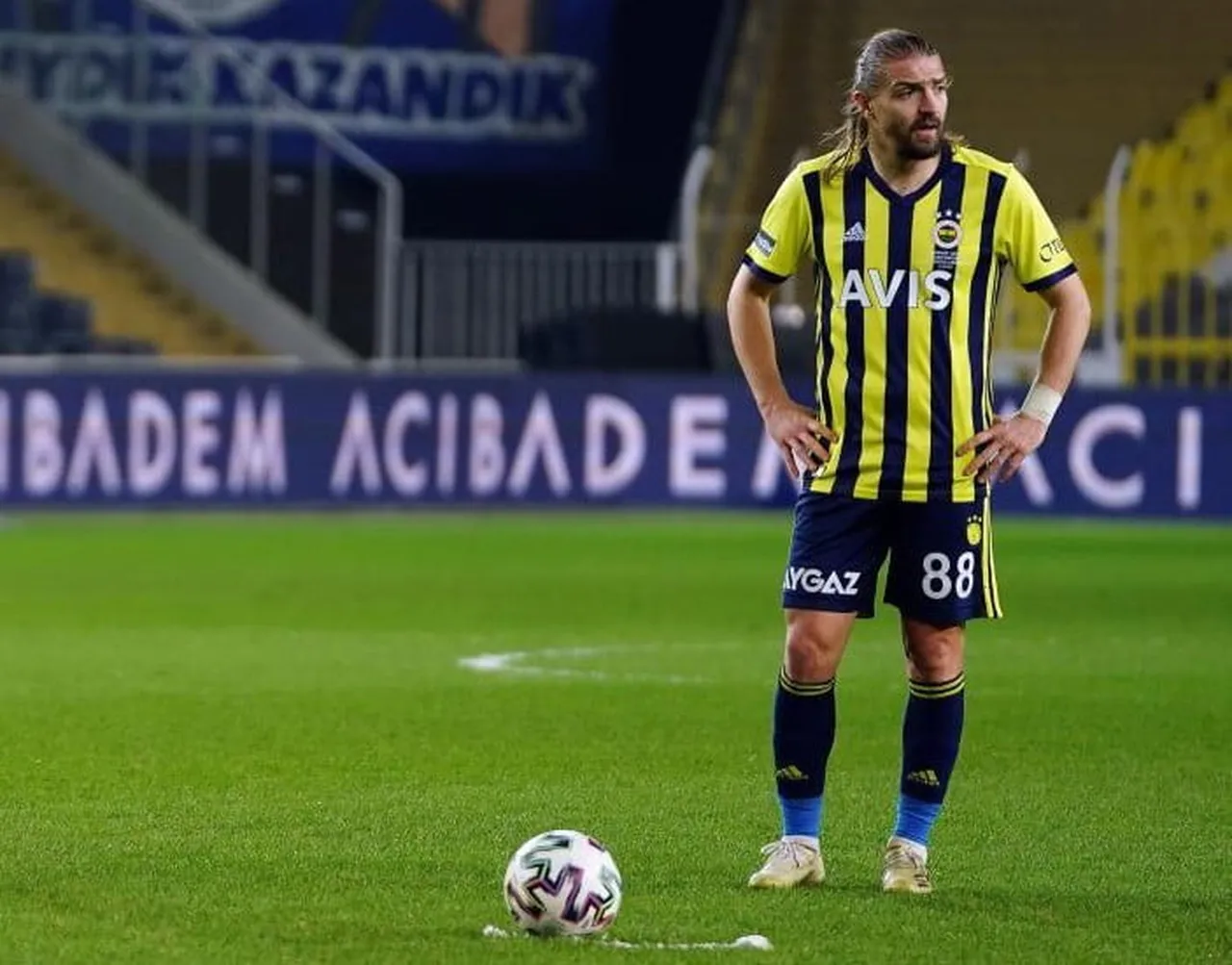 KARİYERİNDE GALATASARAY, FENERBAHÇE VE BEŞİKTAŞ FORMALARI GİYEN 37 YAŞINDAKİ CANER ERKİN FUTBOLU...
