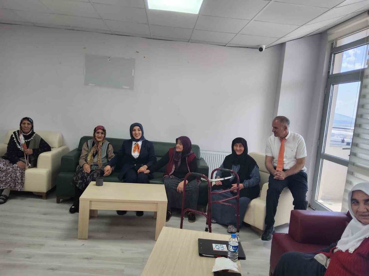 KARS AÇIK KAPI’DAN HUZUREVİ SAKİNLERİNE ANLAMLI ZİYARET(KARS-İHA)