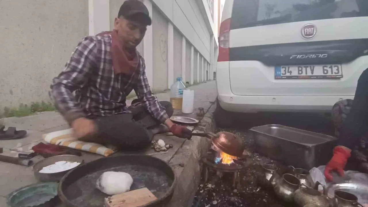 KARS SOKAKLARINDA ALIN TERIYLE GEÇIM: KARI-KOCA KALAYCILIK YAPARAK EKMEKLERINI KAZANIYOR(KARS-İHA)