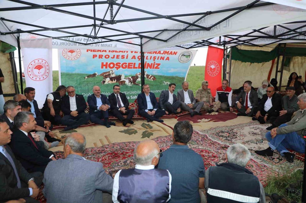 KARS'TA BİN 200 DEKARLIK MERAYA 12 TON GÜBRE, 41 ÜRETİCİYE 6 BİN 150 KİLOGRAM KORUNGA TOHUMU...
