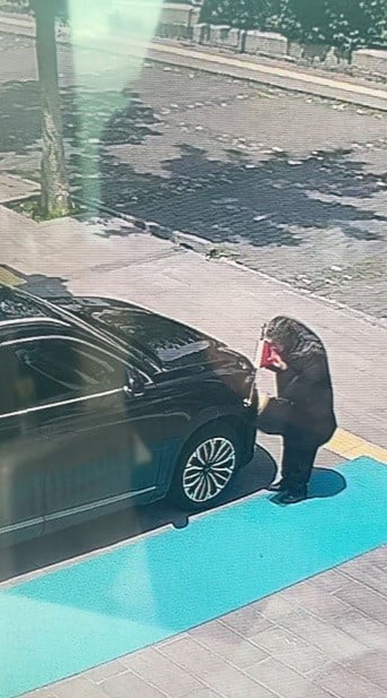 KARS'TA DUYGULANDIRAN AN! YAŞLI KADIN MAKAM ARACINDAKİ TÜRK BAYRAĞINI ÖPTÜ