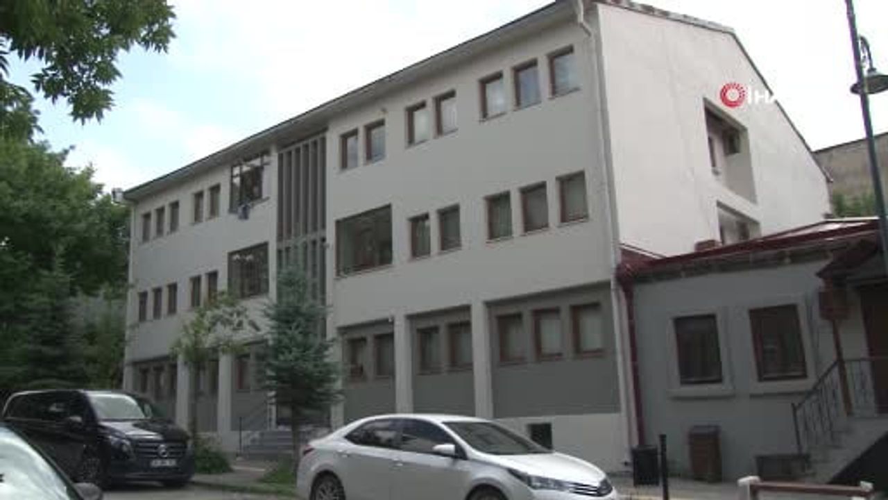Kars'ta duygulandıran bayrak sevgisi: Aynı aileden iki kuşak, 7 yıl arayla valilik önünde Türk...