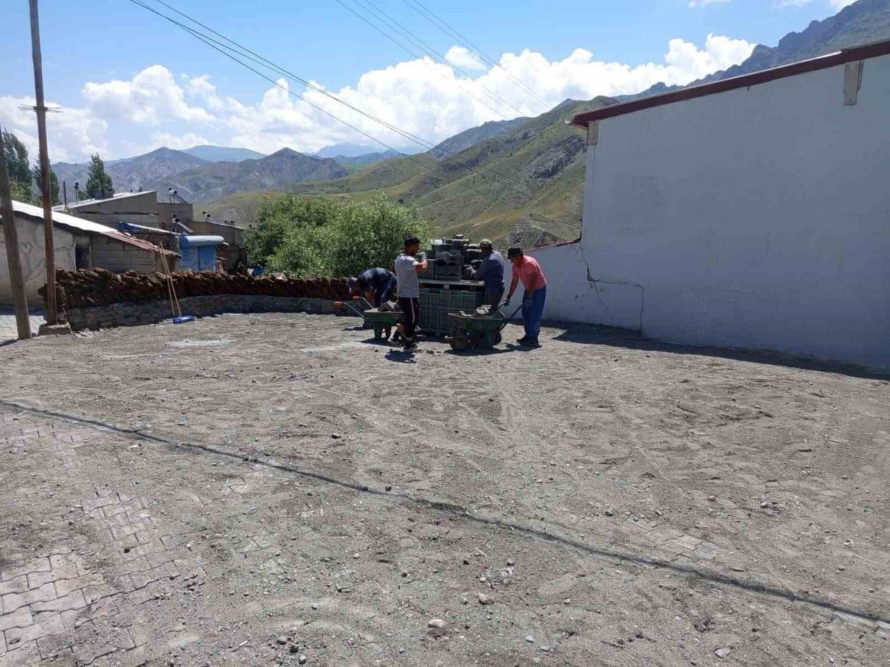 KARS'TA2 KÖY MODERN YOLLARA KAVUŞUYOR: KİLİT PARKE ÇALIŞMALARI BAŞLADI(KARS-İHA)