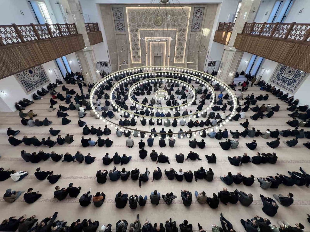 KARS’TA BAYRAM NAMAZINDA CAMİLER DOLDU TAŞTI(IŞIK ÇAPANOĞLU-TURGUT KAYA/KARS-İHA)