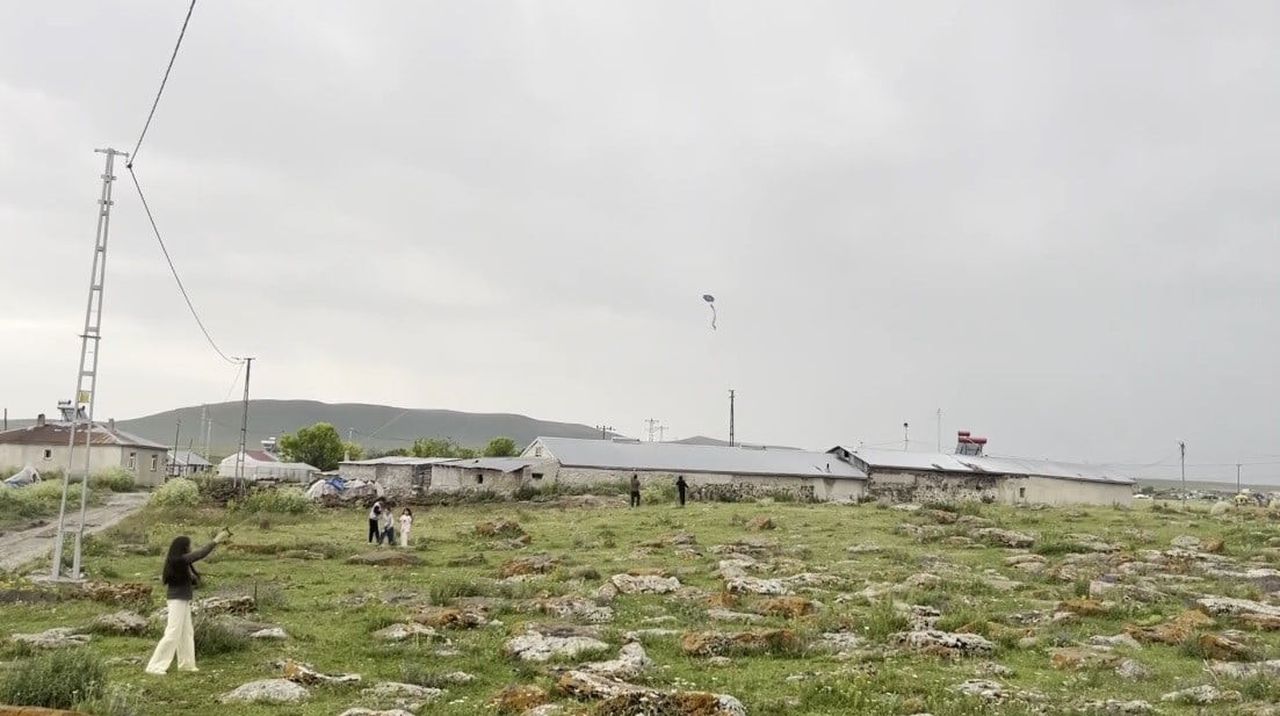 KARS’TA KÖY ÇOCUKLARININ UÇURTMA SEVİNCİ, İLK KEZ UÇURTMA UÇURAN ÇOCUKLARIN MUTLULUKLARI...