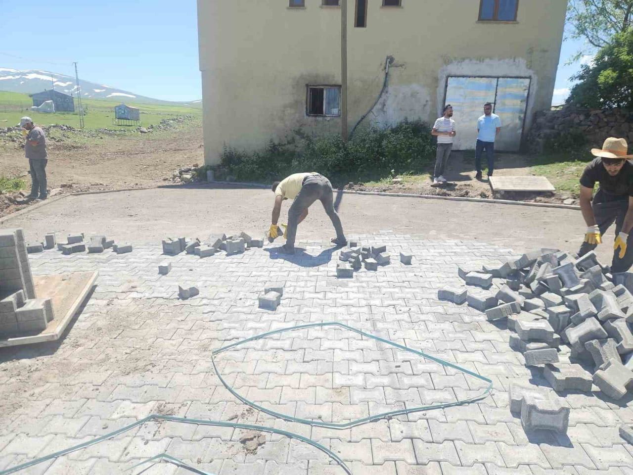 KARS’TA KÖYLERDE KİLİT PARKE TAŞI YOL ÇALIŞMALARI BAŞLADI(KARS-İHA)