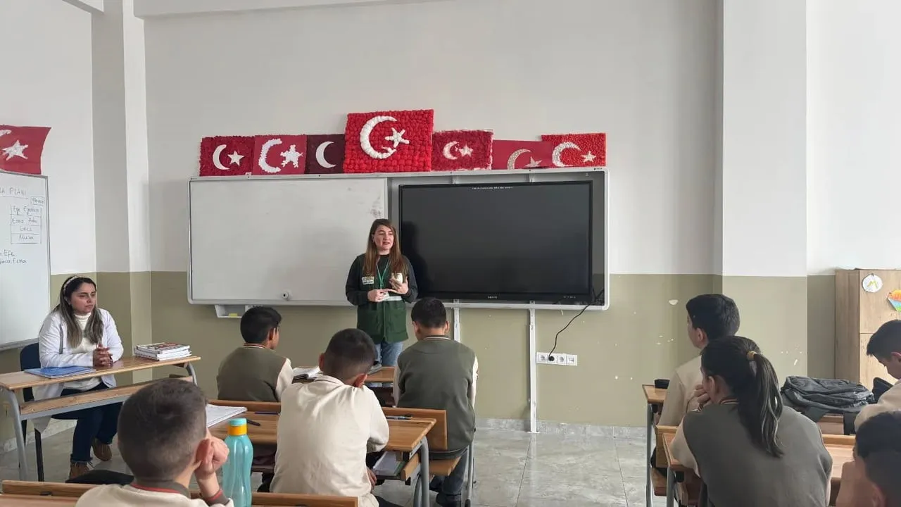 KARS’TA ÖĞRENCİLERE SAĞLIKLI YAŞAM BİLİNCİ: YEŞİLAY’DAN ANLAMLI EĞİTİM(KARS-İHA)