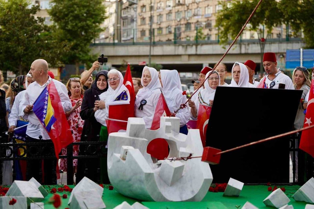 KARTAL MEYDANI’NDAKİ SREBRENİTSA BOŞNAK SOYKIRIMI ANITI ÖNÜNDE GERÇEKLEŞTİRİLEN TÖRENDE, KATLİAMDA...