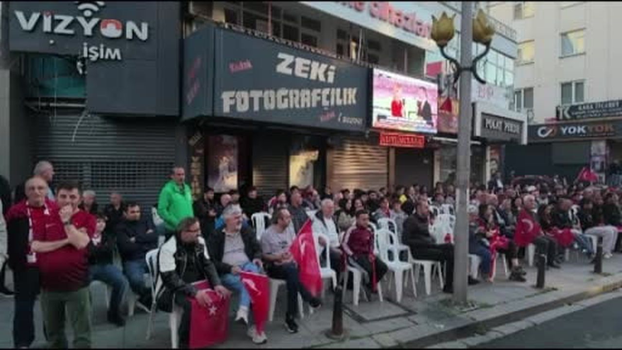 Kartal'da vatandaşlar, A Milli Takım'ın maçını izlemek için sabahın erken saatlerinde bir araya...