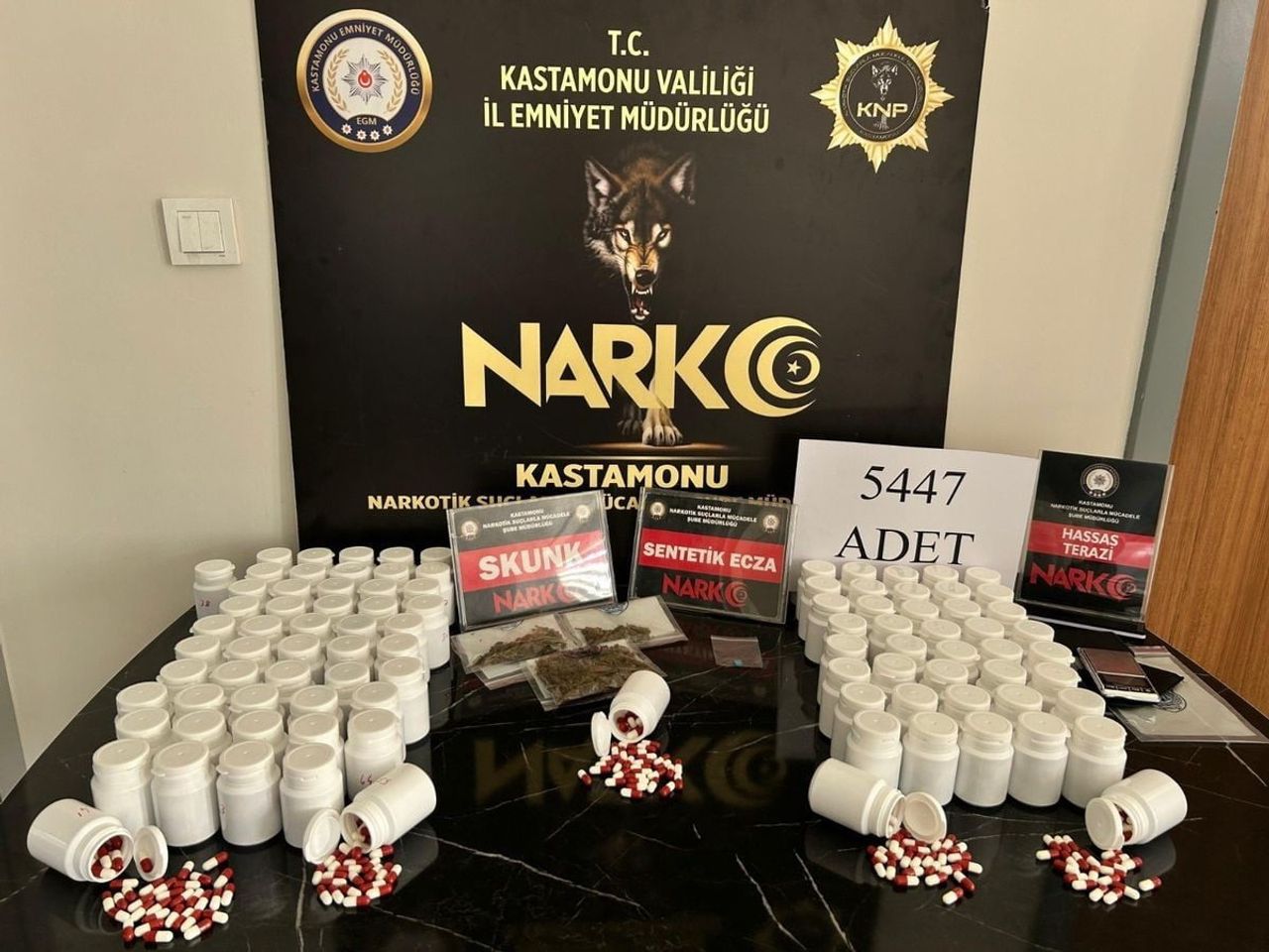 KASTAMONU'DA DÜZENLENEN UYUŞTURUCU OPERASYONUNDA GÖZALTINA ALINAN SANIKLARIN, 15 YILDAN 22 YILA...